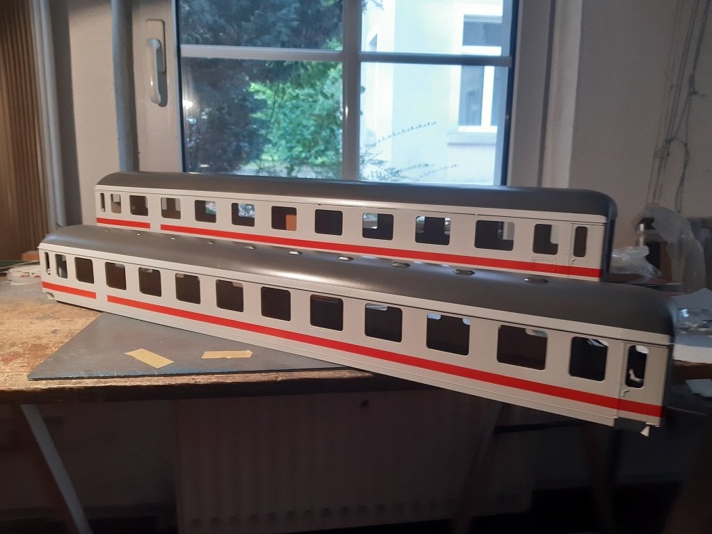 2 Personenwagen im IC - Design auf Basis Märklin Spur 1 Waggons