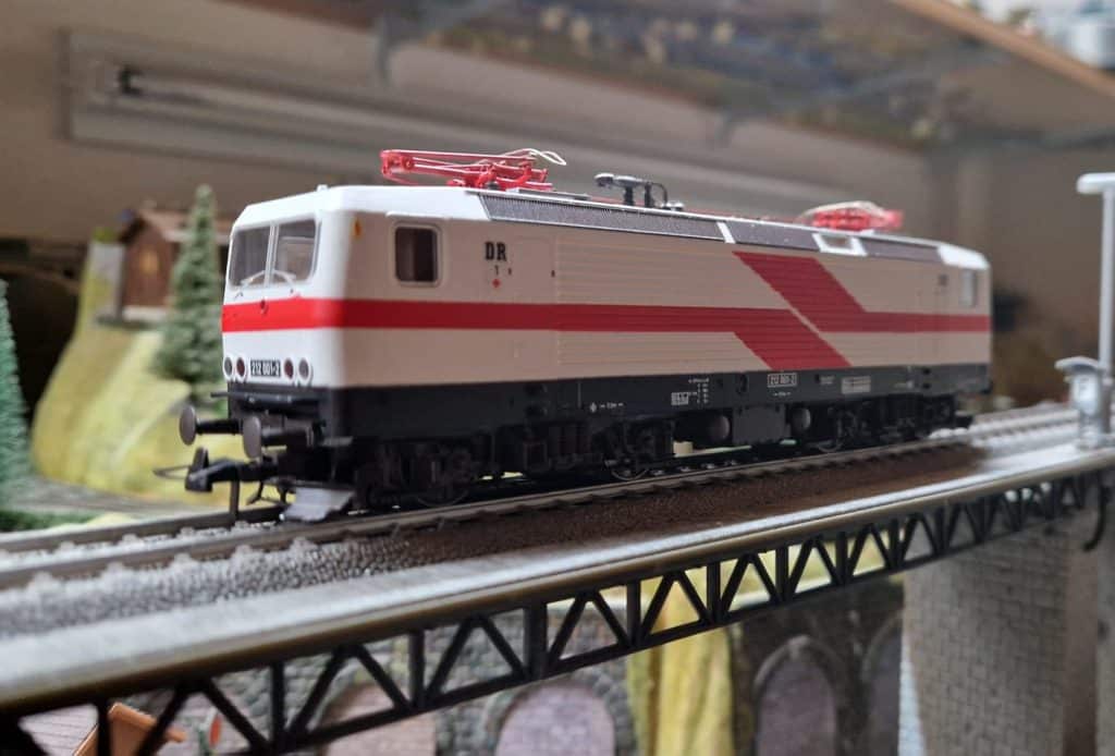BR 212 001 als Weiße Lady auf Basis Roco H0