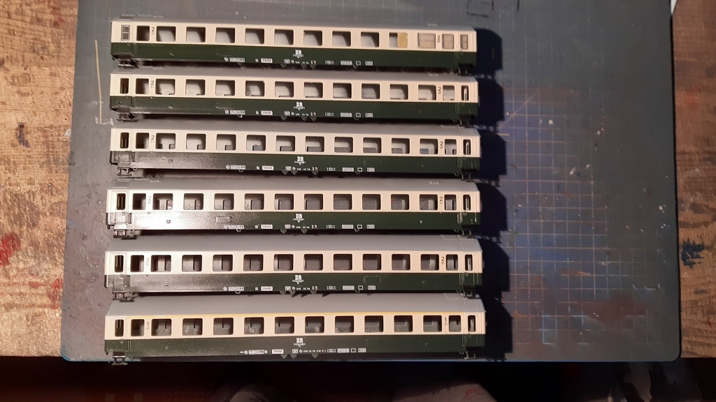 DR Halberstädter Waggons Umlackierung von Grün auf Elfenbein/Grün DR von Schicht Modellen H0