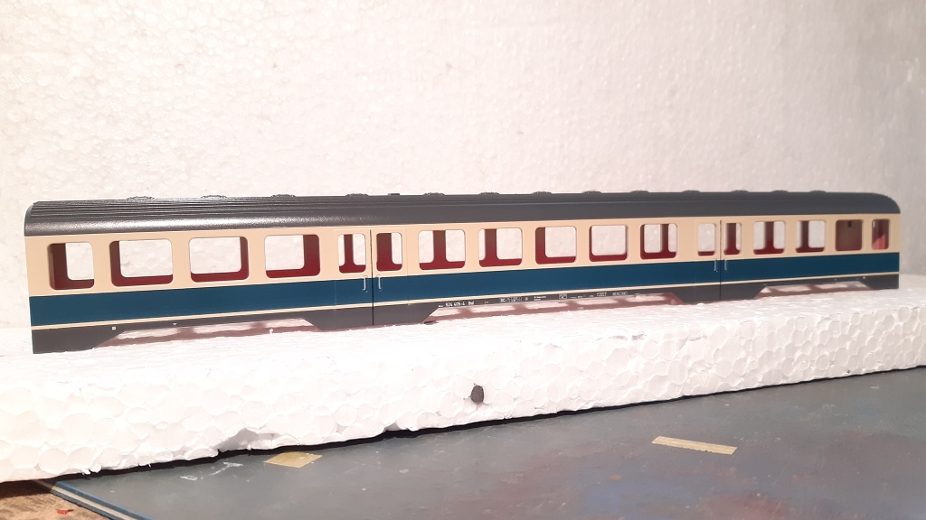 Mittelwagen von Liliput von Verkehrsrot auf Ozeanblau- Beige umlackiert