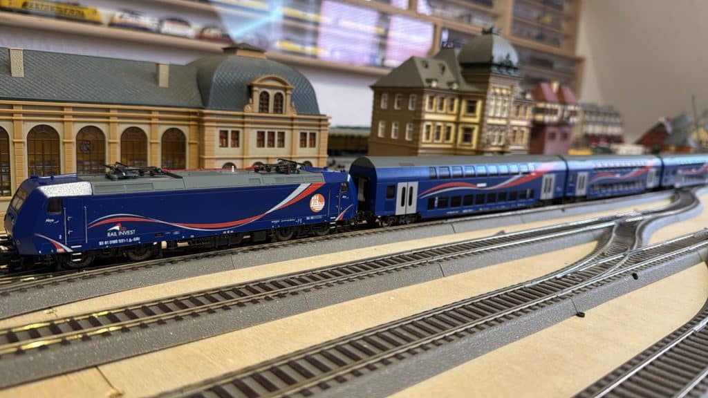 BR 185 531 SRI Rail Invest "Aline" auf Basis Piko H0 mit Doppelstockzug SRI Basis Märklin