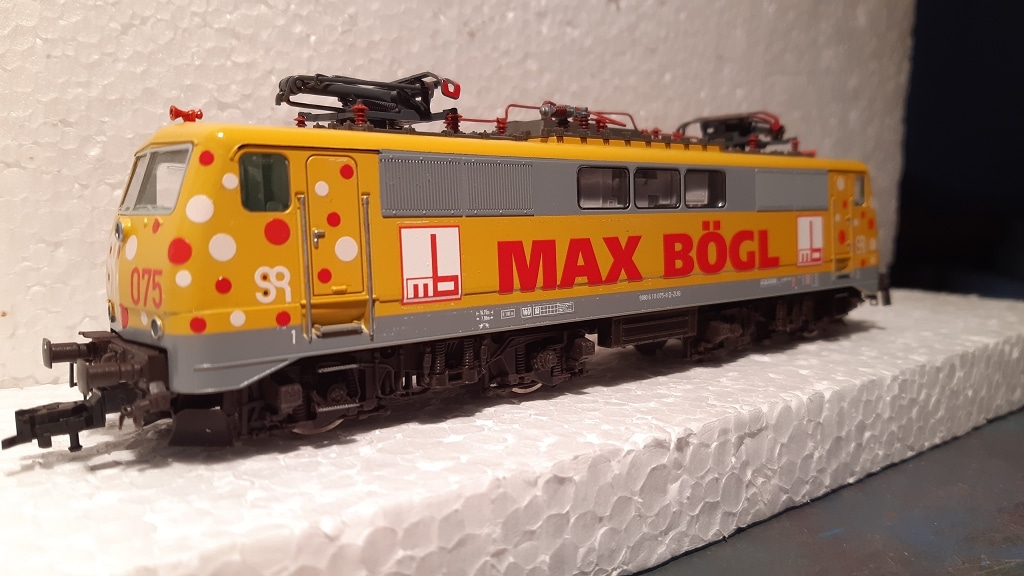 BR 111 075 auf Basis Fleischmann H0 Max Bögl Eigentümer Smart Rail