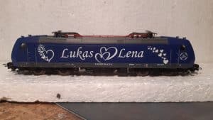 BR 185 250 Hochzeitslok auf Basis Piko H0 für Alstom Kassel