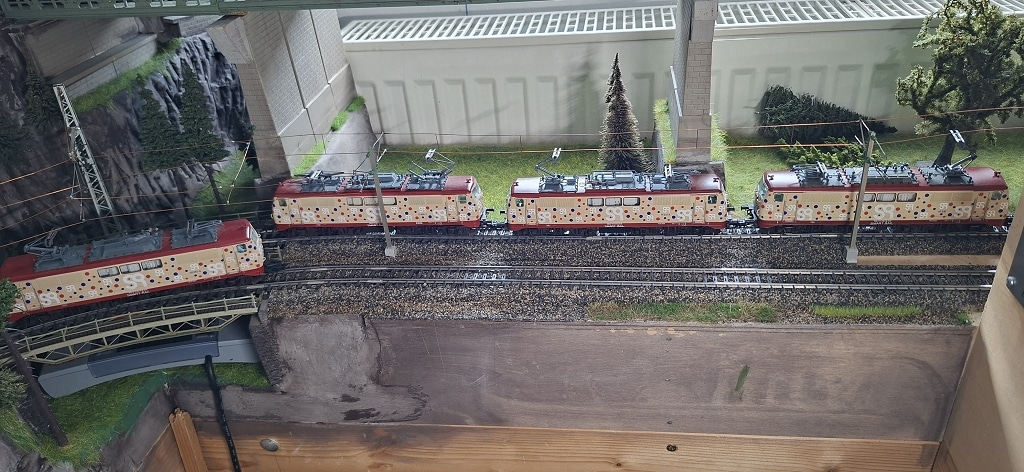 BR 111  Smart Rail auf Basis Fleischmann alle rot/beigen Loks
